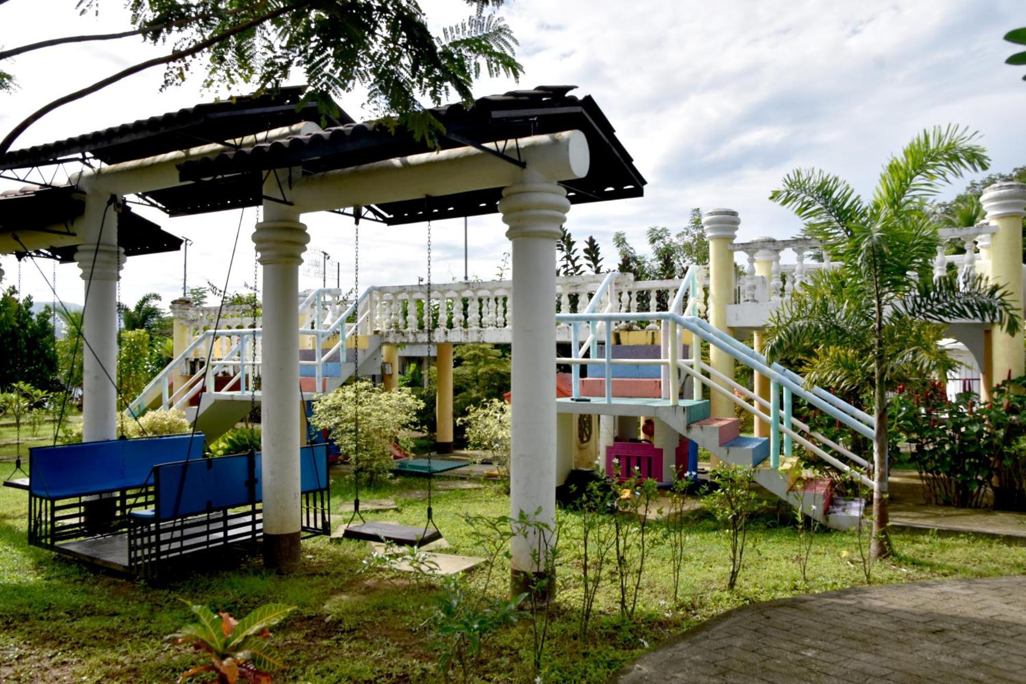 Isla De Oro Hotel Mamburao Eksteriør billede